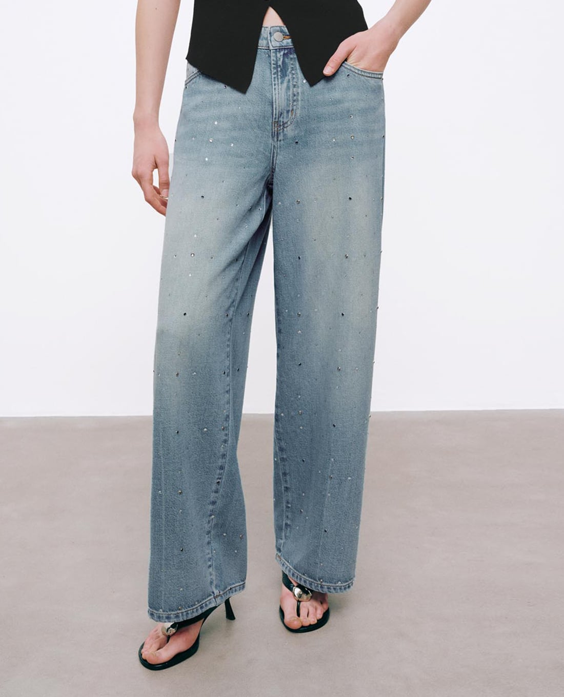 URBAN REVIVO - Quần jeans nữ ống rộng wash bạc