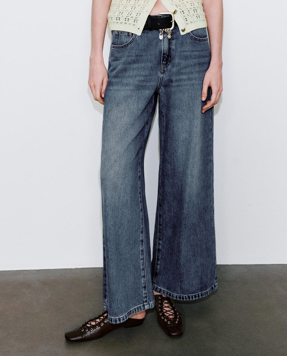 URBAN REVIVO - Quần jeans nữ ống rộng phối thắt lưng