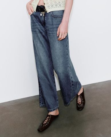  URBAN REVIVO - Quần jeans nữ ống rộng phối thắt lưng 