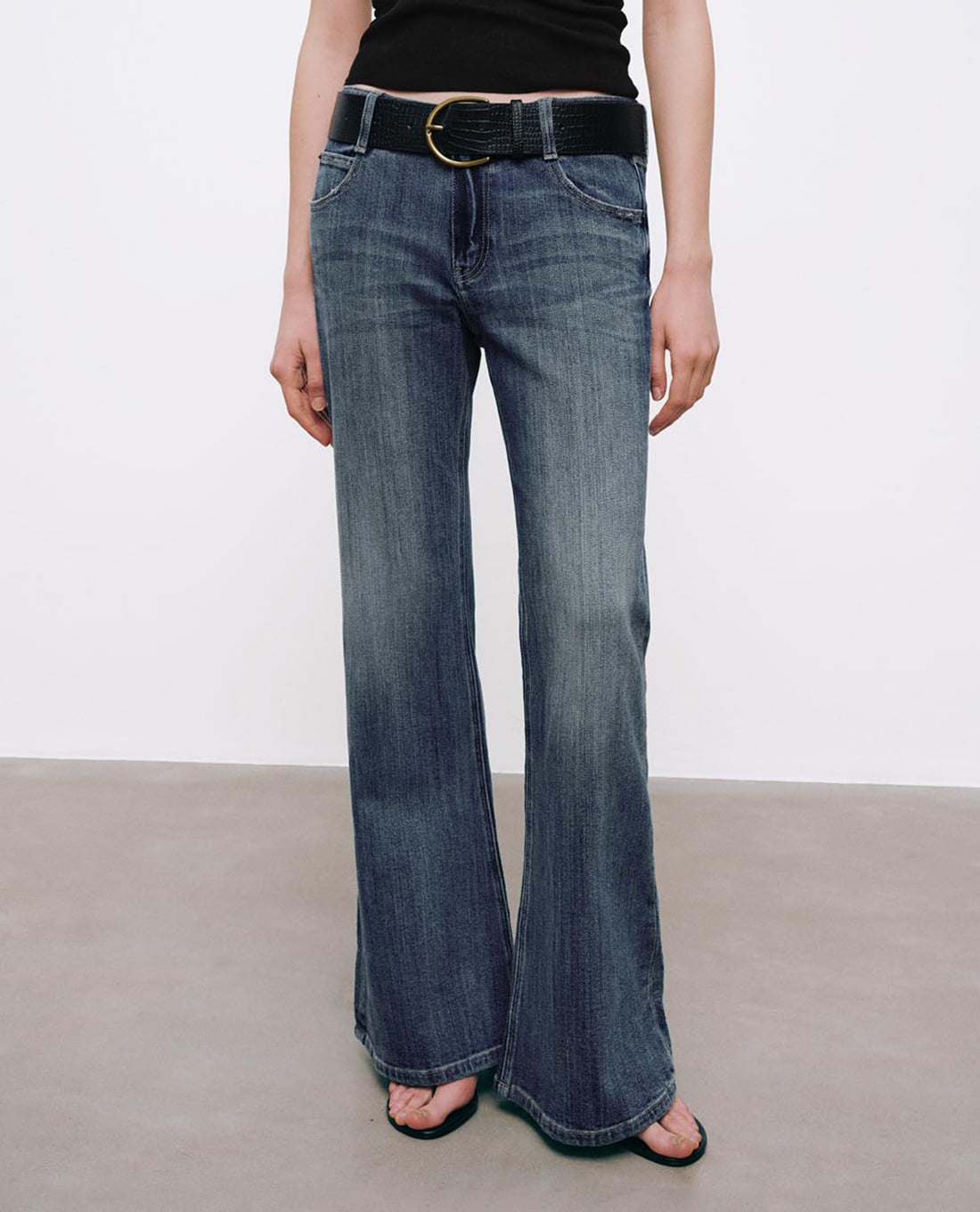 URBAN REVIVO - Quần jeans nữ ống loe kèm thắt lưng