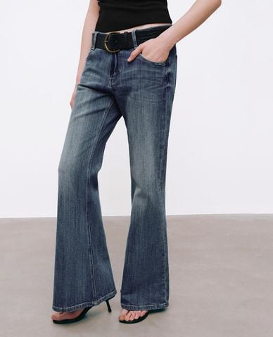  URBAN REVIVO - Quần jeans nữ ống loe kèm thắt lưng 