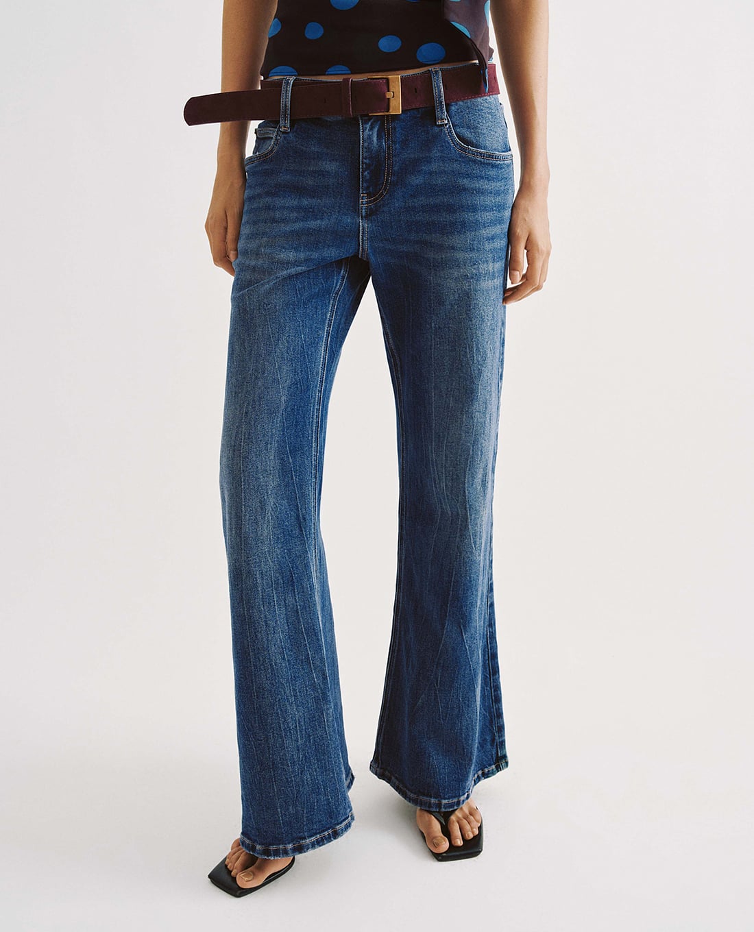 URBAN REVIVO - Quần jeans nữ ống loe kèm thắt lưng