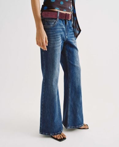  URBAN REVIVO - Quần jeans nữ ống loe kèm thắt lưng 