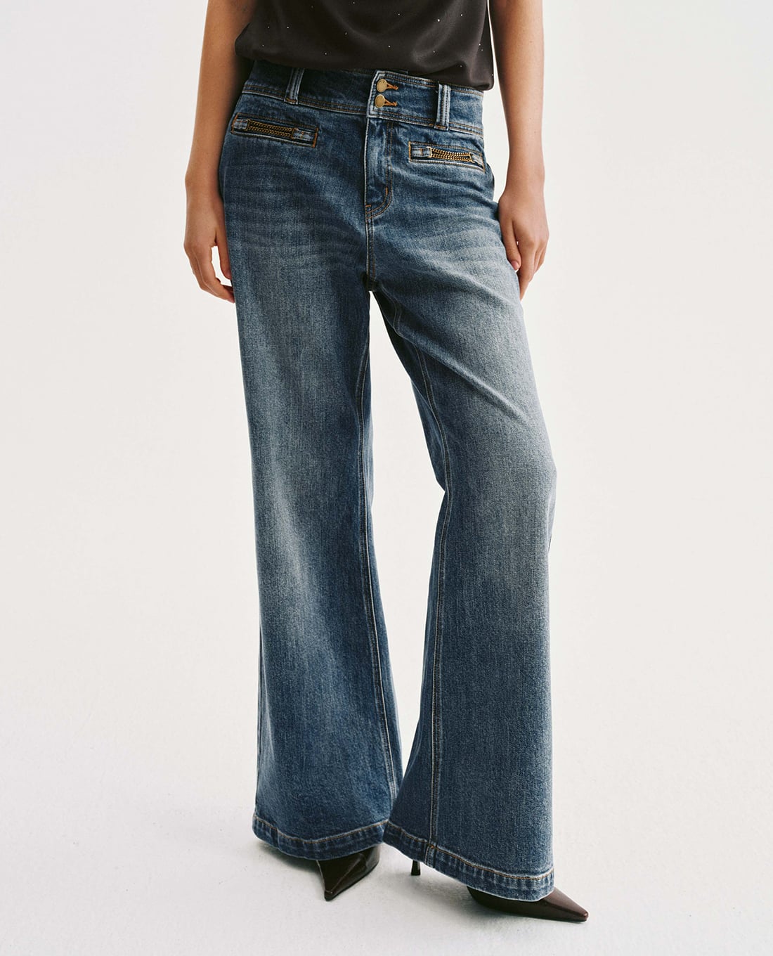 URBAN REVIVO - Quần jeans nữ ống loe wash bạc