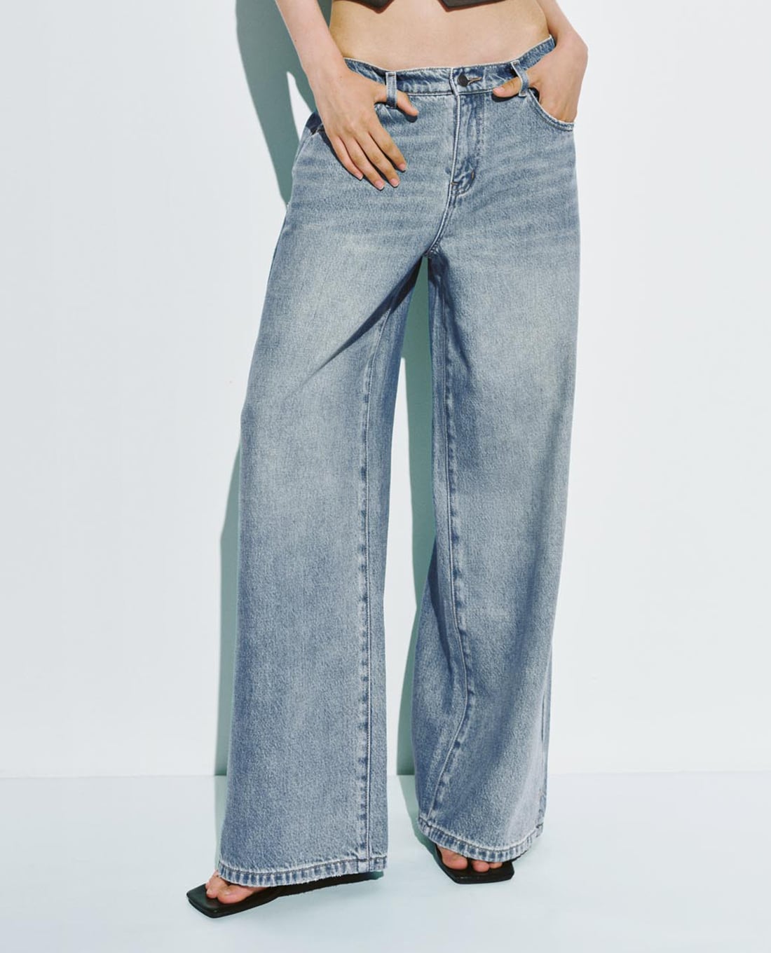 URBAN REVIVO - Quần jeans nữ ống rộng wash bạc