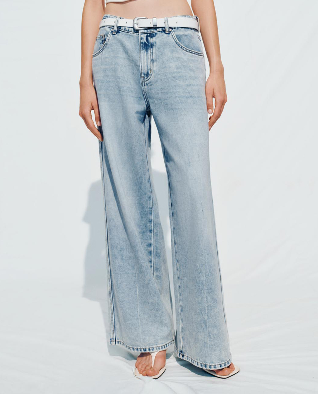 URBAN REVIVO - Quần jeans nữ ống rộng phối thắt lưng