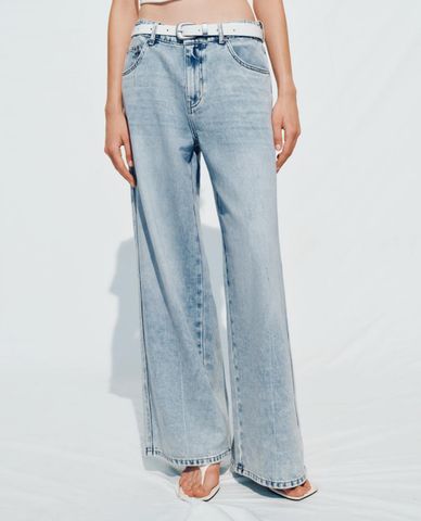  URBAN REVIVO - Quần jeans nữ ống rộng phối thắt lưng 