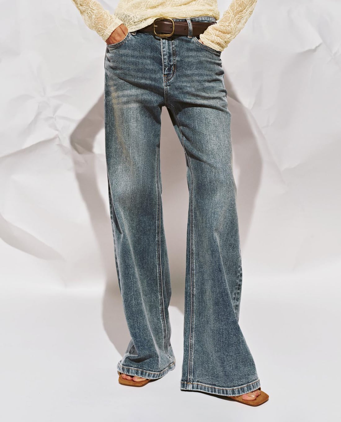 URBAN REVIVO - Quần jeans nữ ống loe wash bạc