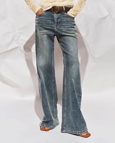  URBAN REVIVO - Quần jeans nữ ống loe wash bạc 