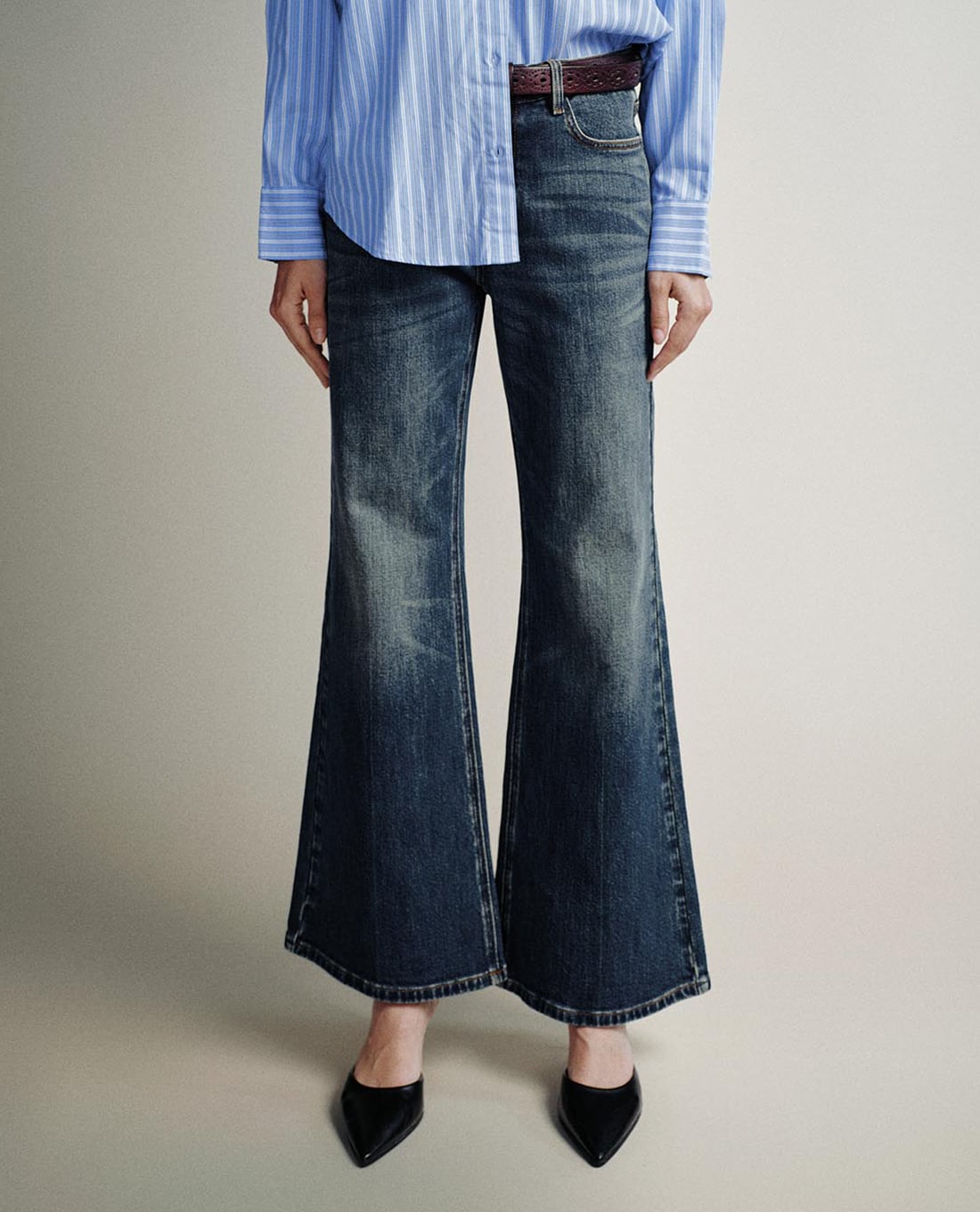 URBAN REVIVO - Quần jeans nữ ống loe phối thắt lưng