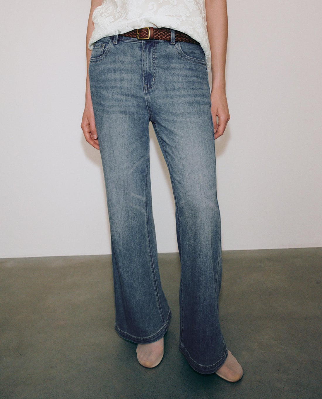URBAN REVIVO - Quần jeans nữ ống loe kèm thắt lưng