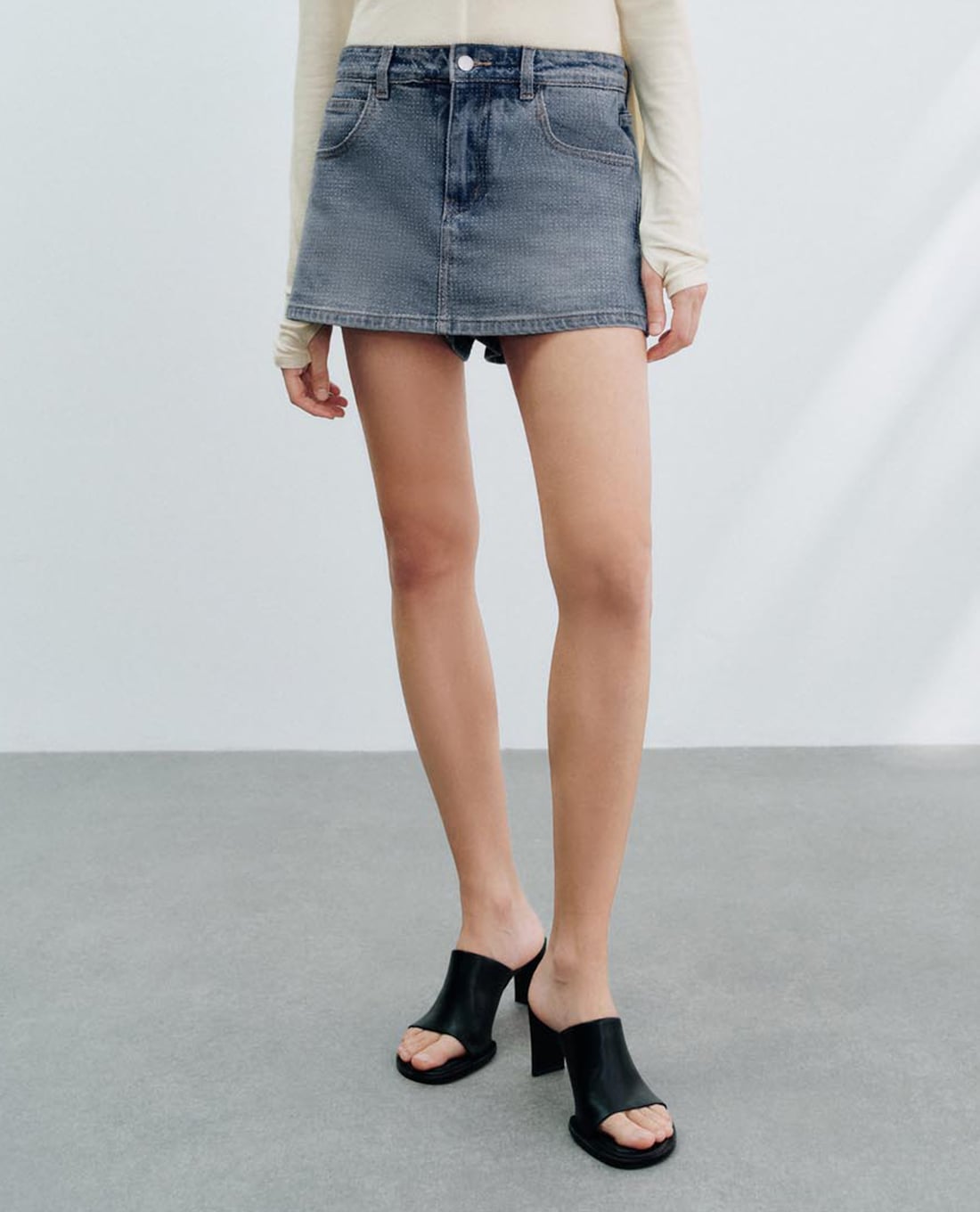 URBAN REVIVO - Chân váy denim mini phom chữ A