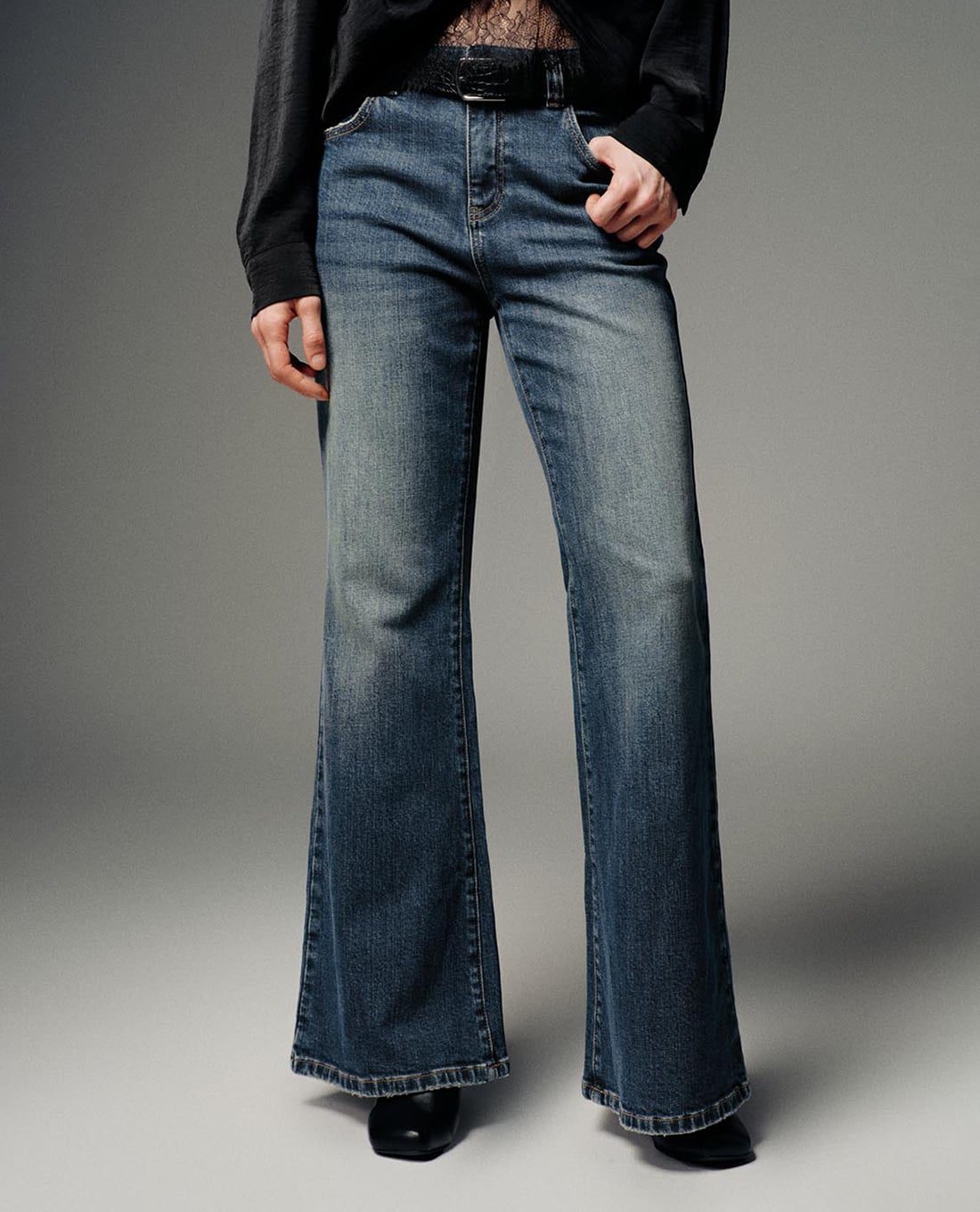 URBAN REVIVO - Quần jeans nữ ống loe wash bạc kèm thắt lưng