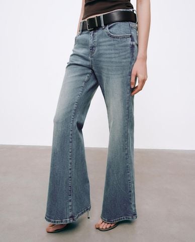  URBAN REVIVO - Quần jeans nữ ống loe kèm thắt lưng 
