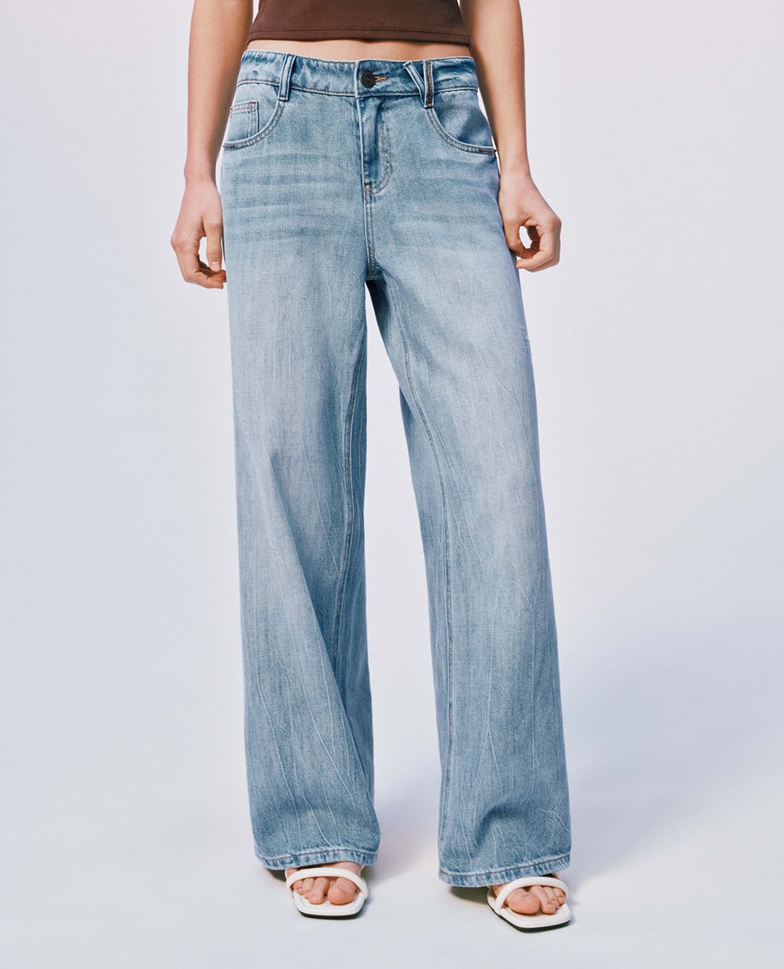 URBAN REVIVO - Quần jeans nữ ống rộng wash bạc cổ điển