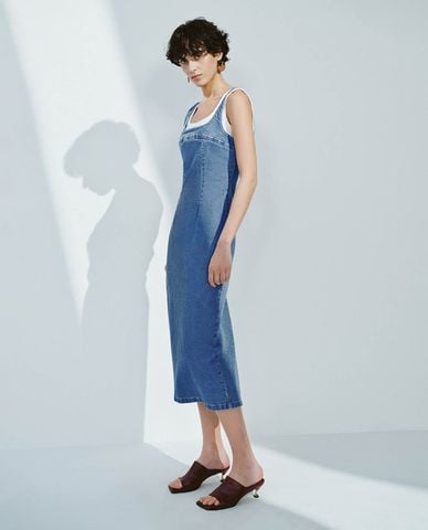  URBAN REVIVO - Đầm denim midi hai dây phối layer 
