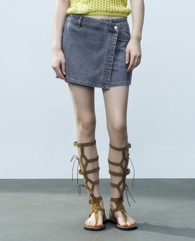  URBAN REVIVO - Quần short giả váy nữ xếp lớp 