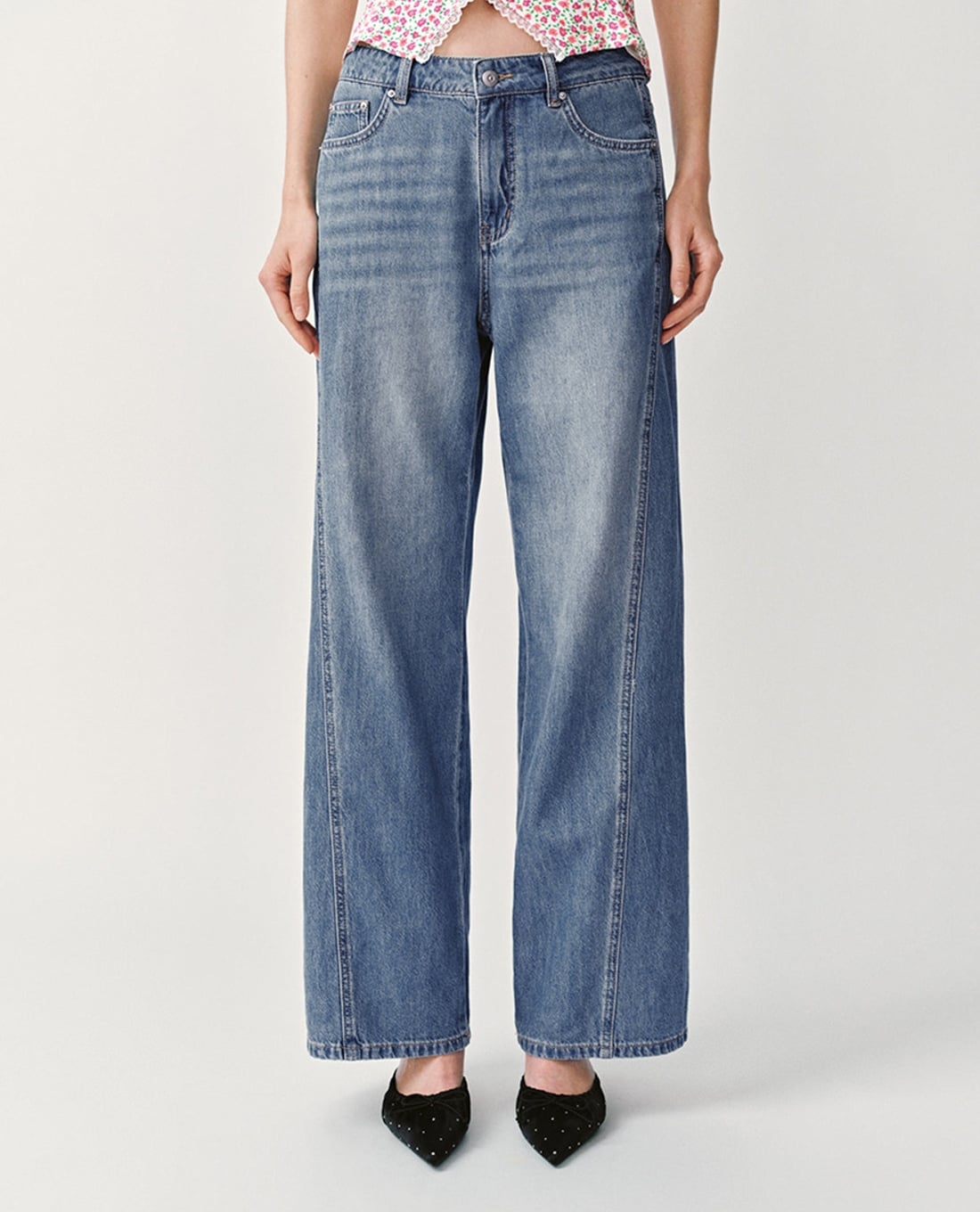 URBAN REVIVO - Quần jeans nữ ống rộng wash bạc