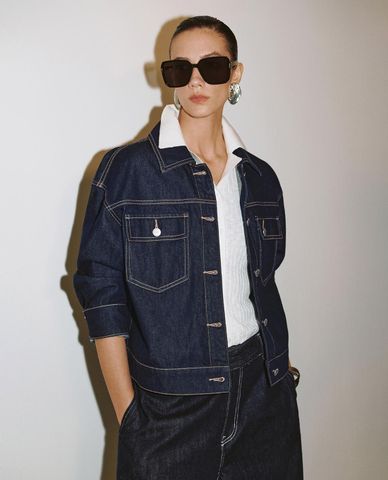  URBAN REVIVO - Áo khoác croptop nữ denim phối túi 