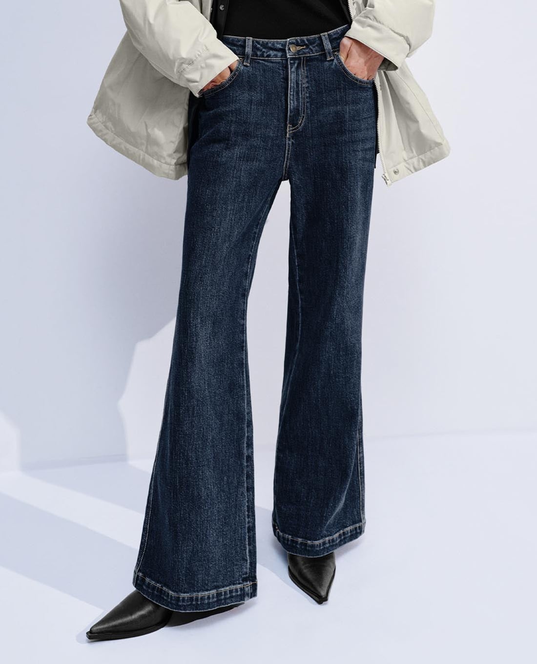 URBAN REVIVO - Quần jeans nữ ống loe cổ điển