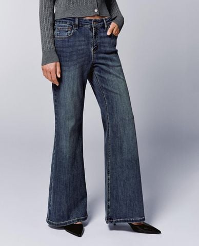  URBAN REVIVO - Quần jeans nữ ống loe wash bạc 