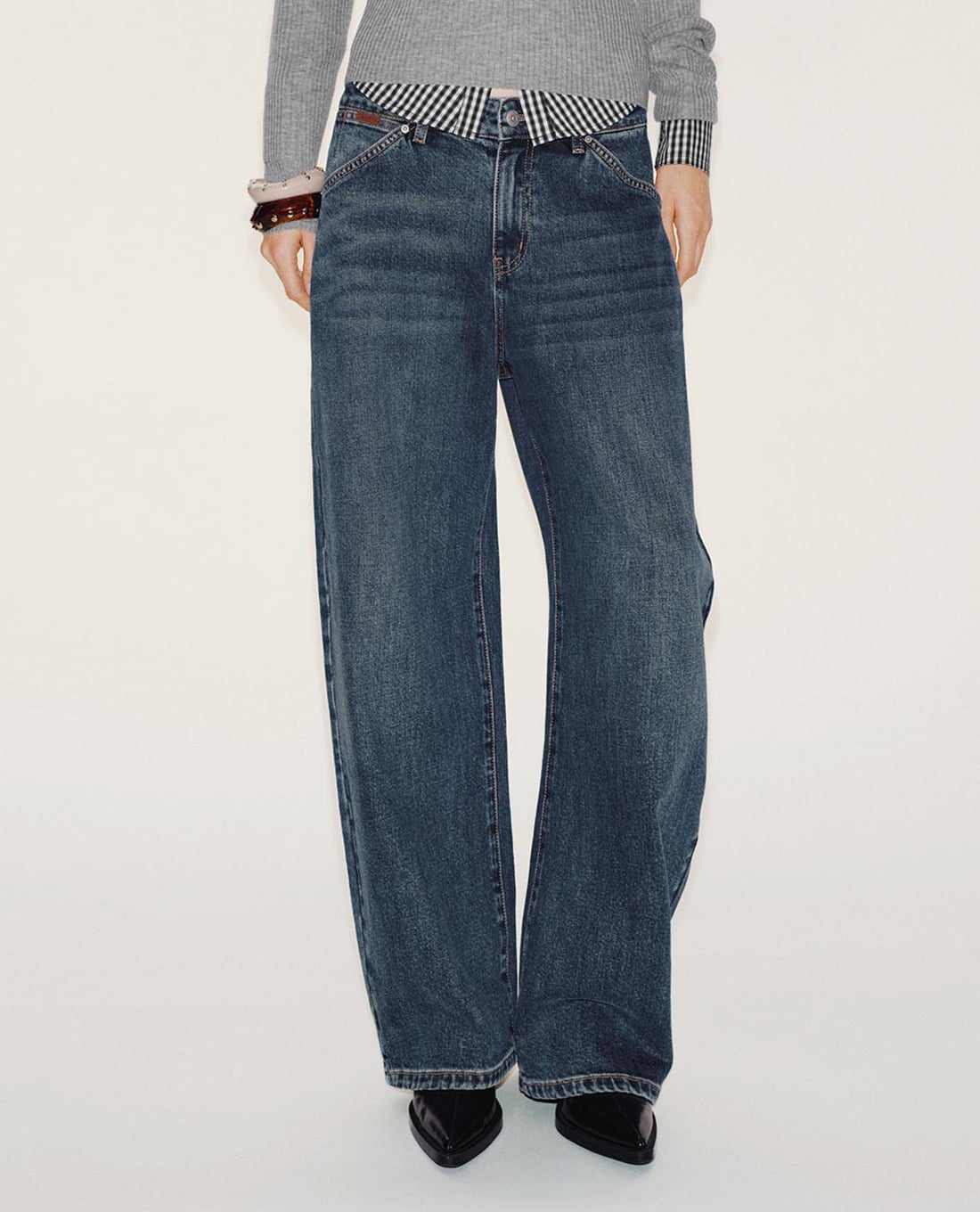 URBAN REVIVO - Quần jeans nữ ống rộng wash bạc