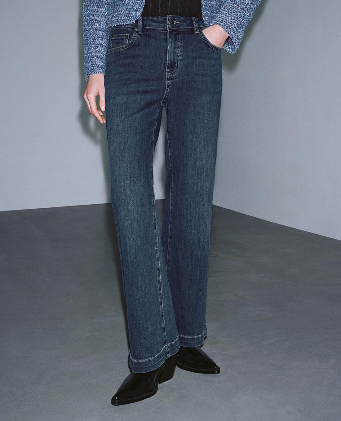 URBAN REVIVO - Quần jeans nữ ống loe wash bạc