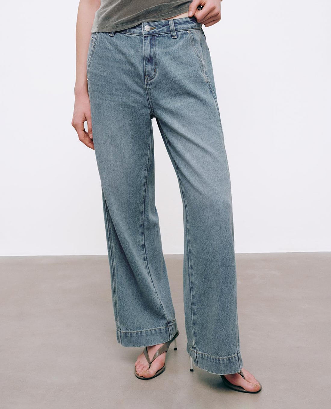 URBAN REVIVO - Quần jeans nữ ống rộng wash bạc