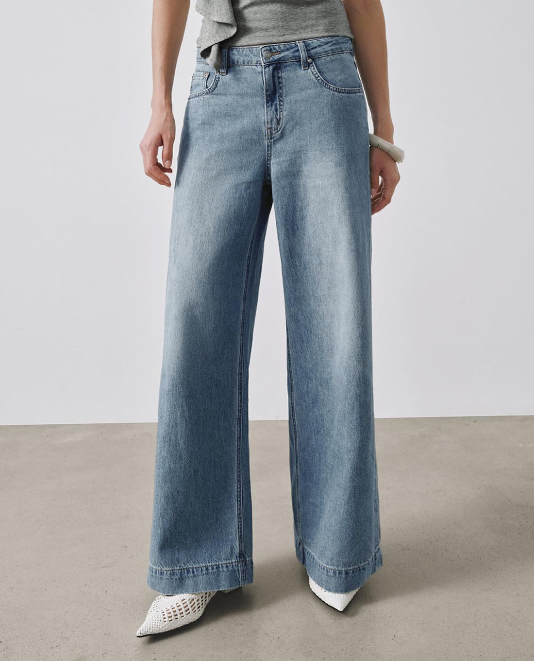 URBAN REVIVO - Quần jeans nữ ống rộng wash bạc