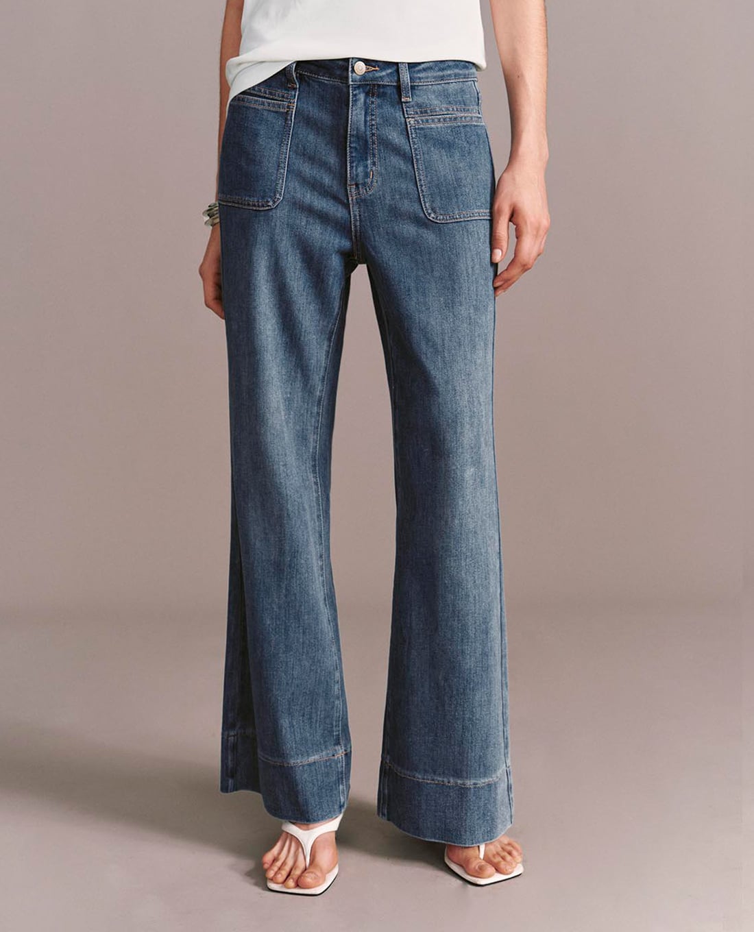URBAN REVIVO - Quần jeans nữ ống loe wash bạc