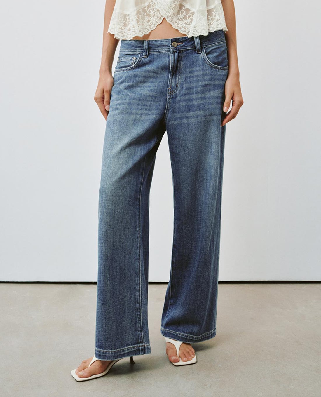 URBAN REVIVO - Quần jeans nữ ống rộng wash bạc