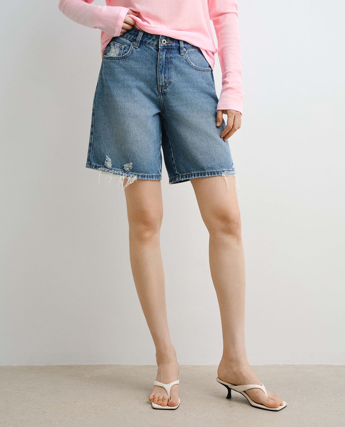 URBAN REVIVO - Quần short jeans nữ ống rộng rách gấu