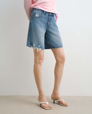  URBAN REVIVO - Quần short jeans nữ ống rộng rách gấu 