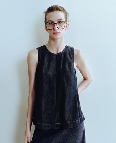  URBAN REVIVO - Áo sát nách nữ denim dáng xòe 