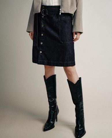  URBAN REVIVO - Chân váy denim midi nút phối thắt lưng 
