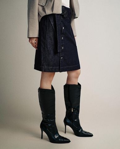  URBAN REVIVO - Chân váy denim midi nút phối thắt lưng 