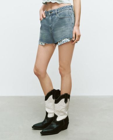  URBAN REVIVO - Quần short jeans nữ phối họa tiết hoa 