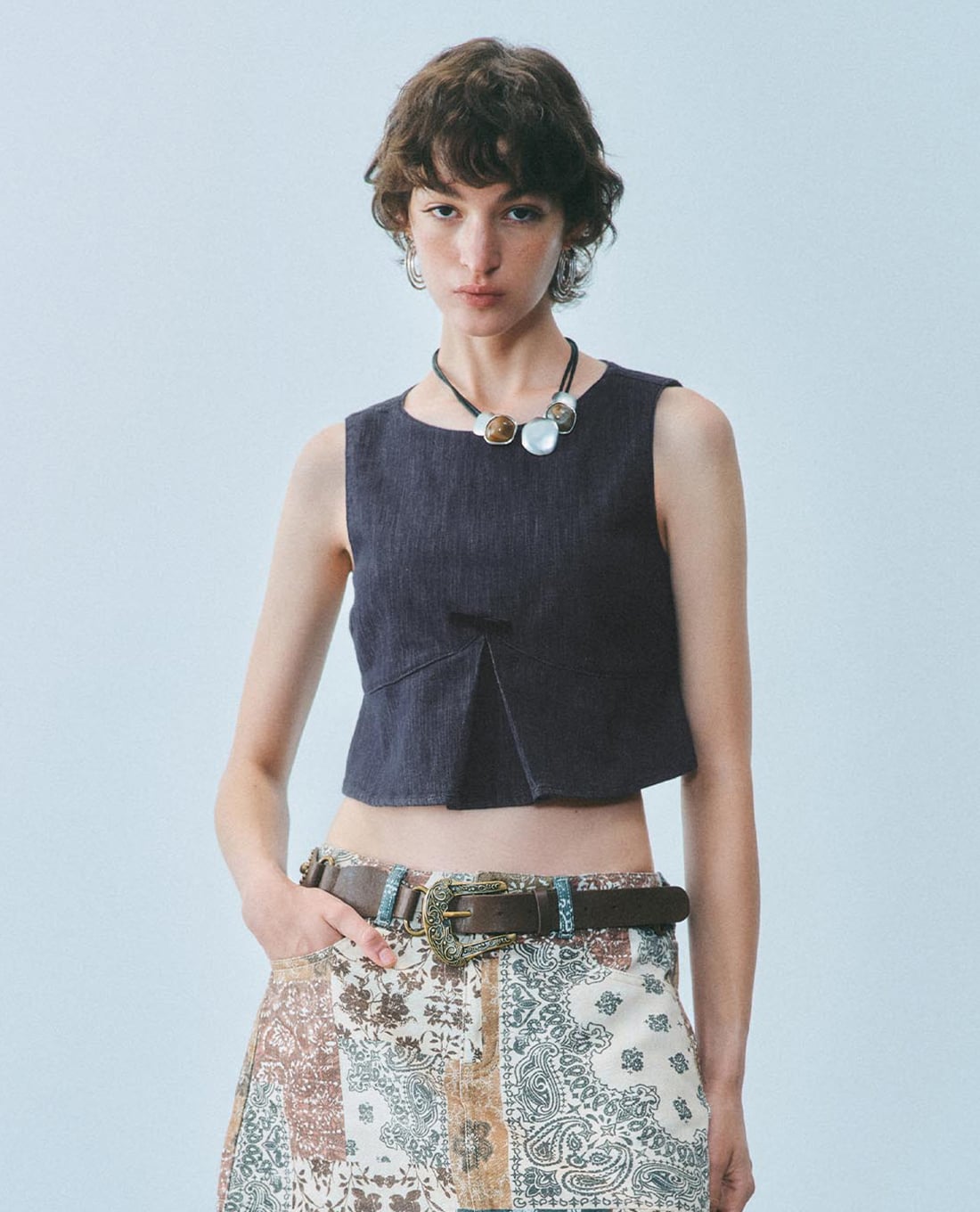URBAN REVIVO - Áo sát nách nữ phom croptop Denim