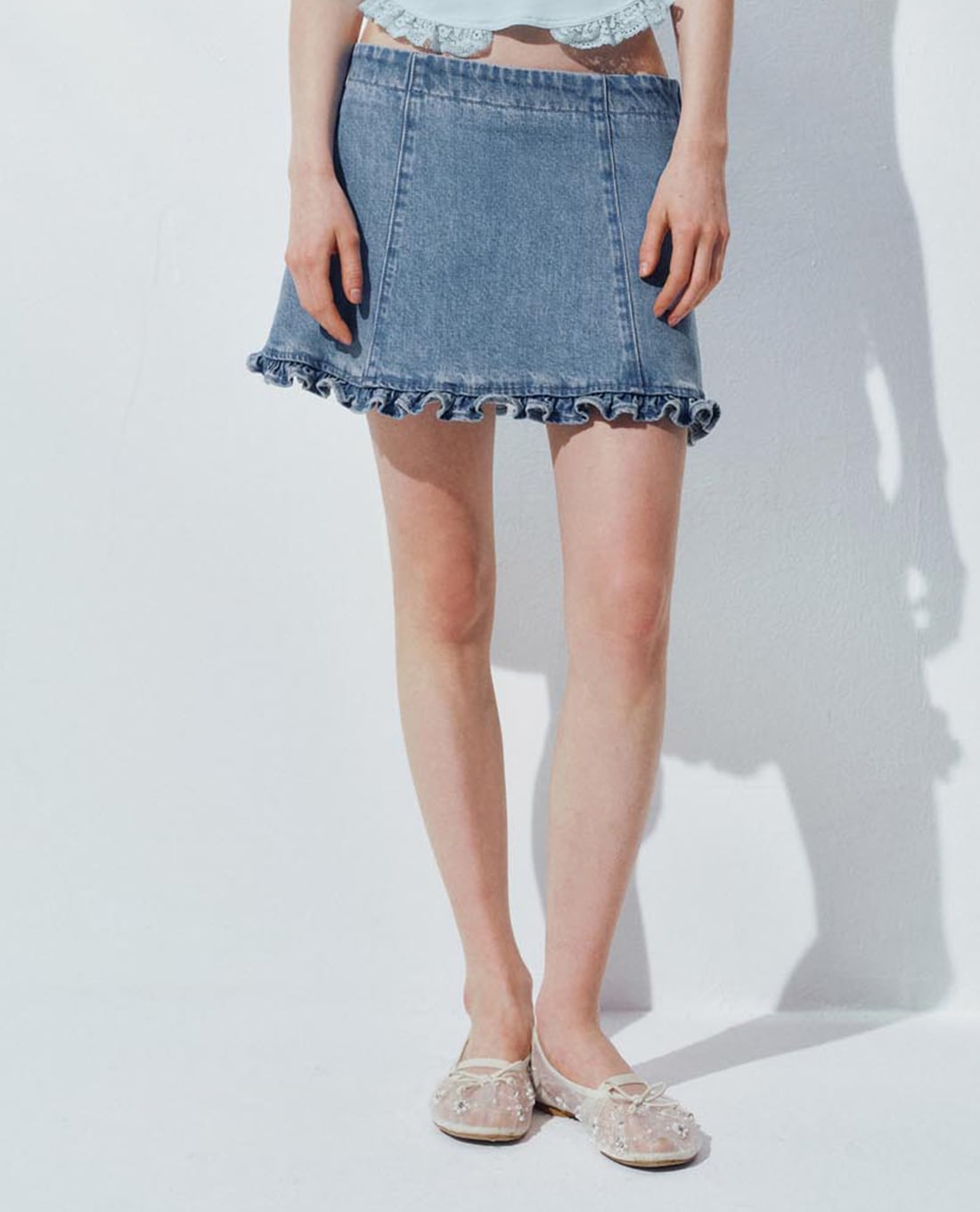 URBAN REVIVO - Chân váy denim mini phối bèo nhún