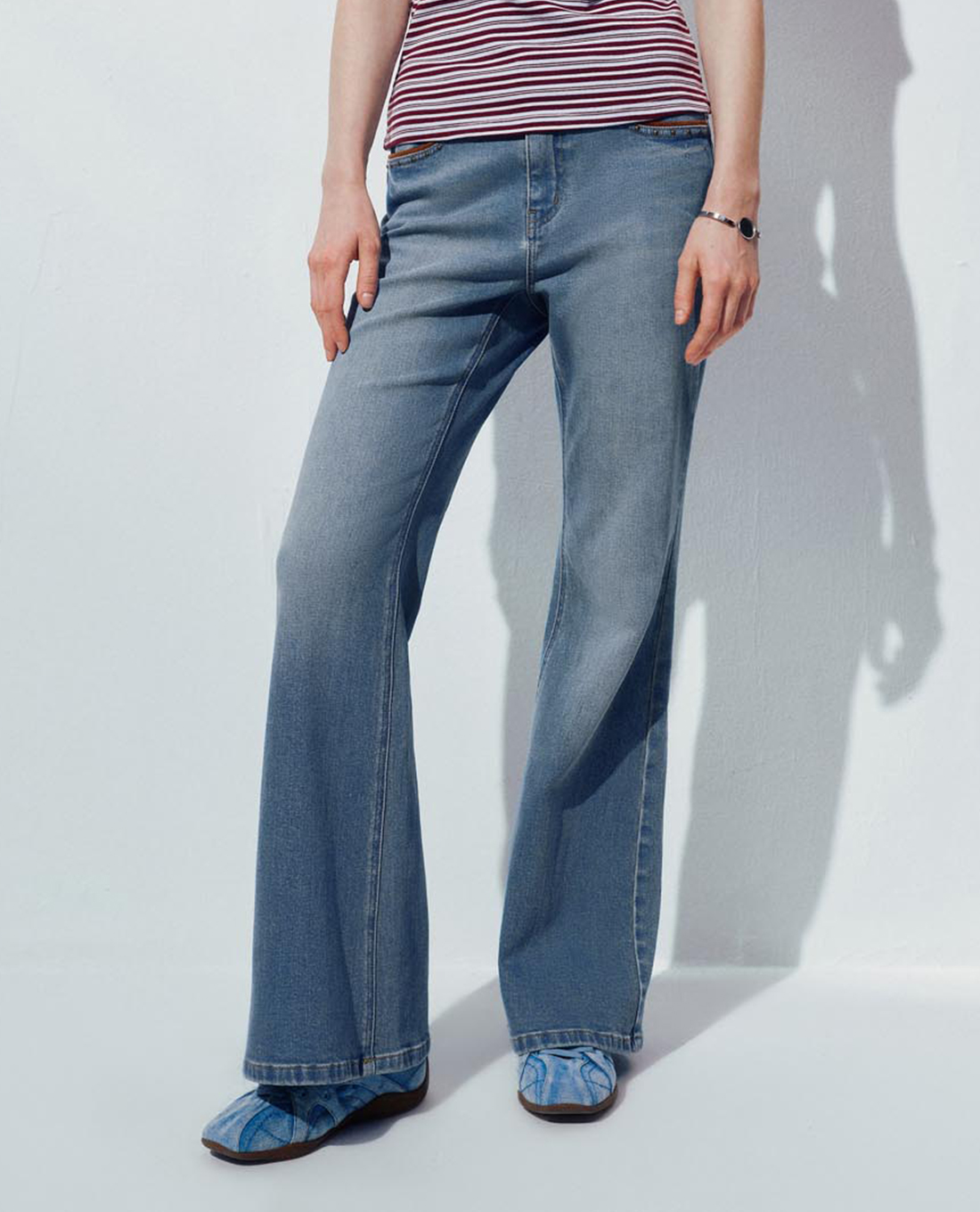 URBAN REVIVO - Quần jeans nữ ống loe phối viền