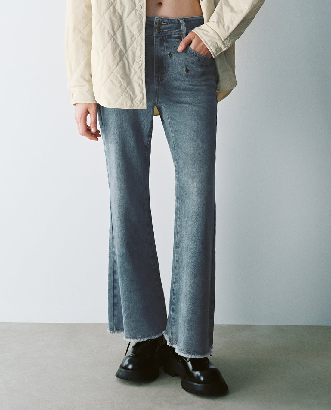 URBAN REVIVO - Quần jeans nữ ống loe đính đinh tán