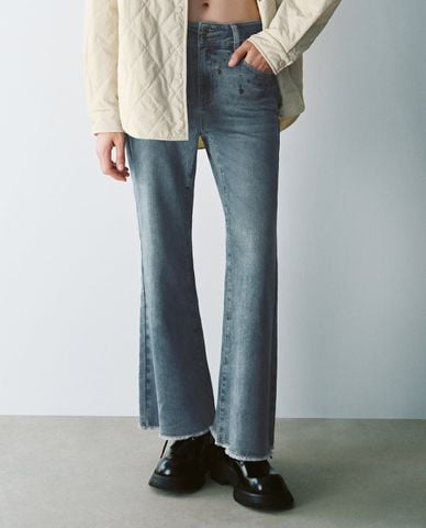  URBAN REVIVO - Quần jeans nữ ống loe đính đinh tán 