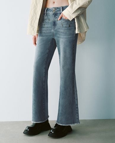  URBAN REVIVO - Quần jeans nữ ống loe đính đinh tán 