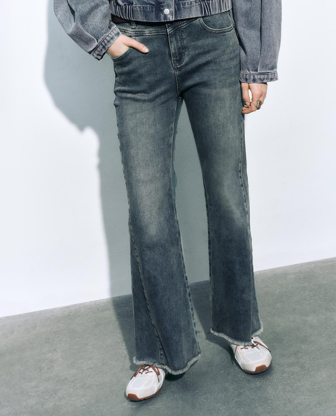 URBAN REVIVO - Quần jeans nữ ống loe wash bạc