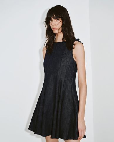  URBAN REVIVO - Đầm denim mini sát nách phối nơ 