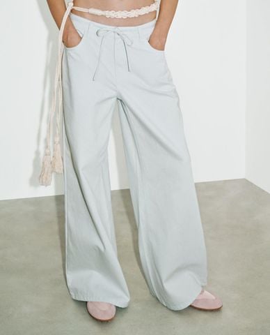  URBAN REVIVO - Quần jeans nữ ống rộng phối nơ 