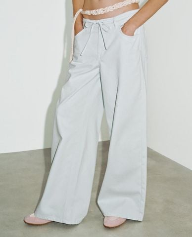  URBAN REVIVO - Quần jeans nữ ống rộng phối nơ 