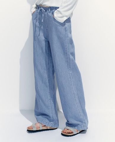  URBAN REVIVO - Quần jeans nữ ống rộng lưng thun phối dây rút 