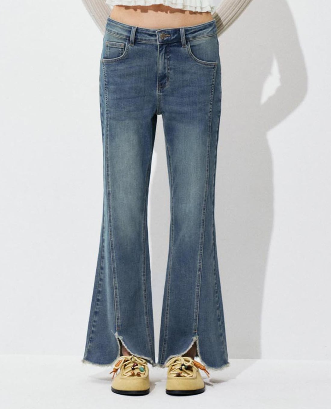 URBAN REVIVO - Quần jeans nữ ống loe wash bạc xẻ tà