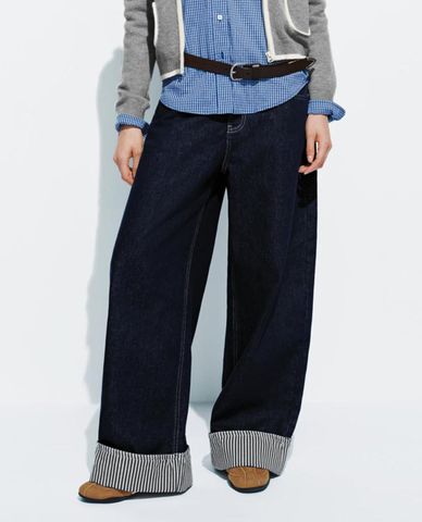  URBAN REVIVO - Quần jeans nữ ống rộng gấu lật kẻ sọc 